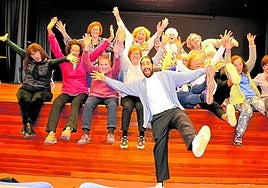 Mujeres del taller, junto a Javier Martínez-Losa, en el escenario.