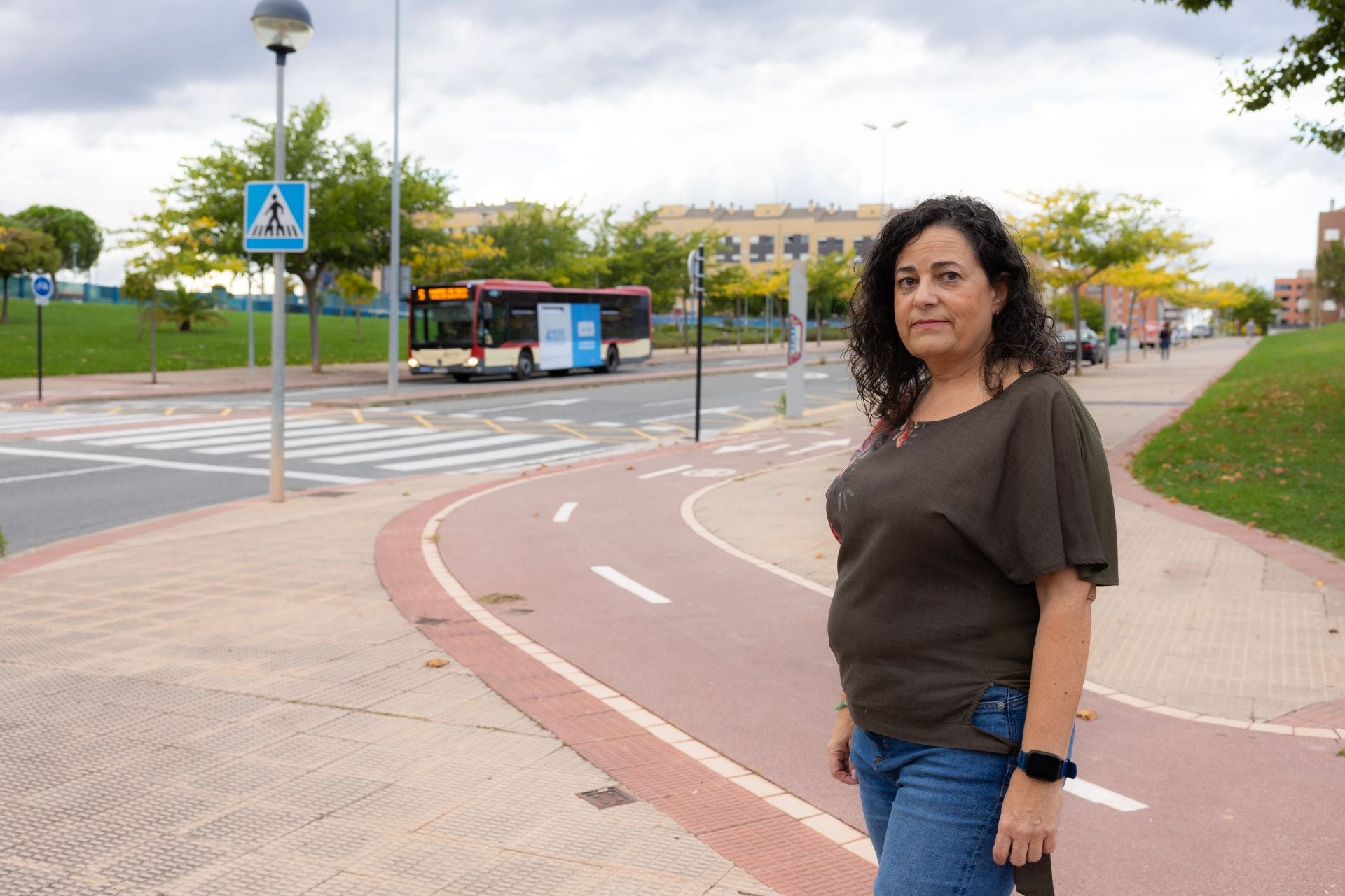 La presidenta de la asociación, Vicky Pinillos, en la pendiente de la calle Francia que separa la zona alta de la baja en el barrio de Valdegastea.