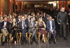 Los componentes del Orfeón Logroñés salen al escenario entre el aplauso de los asistentes a la entrega de premios.