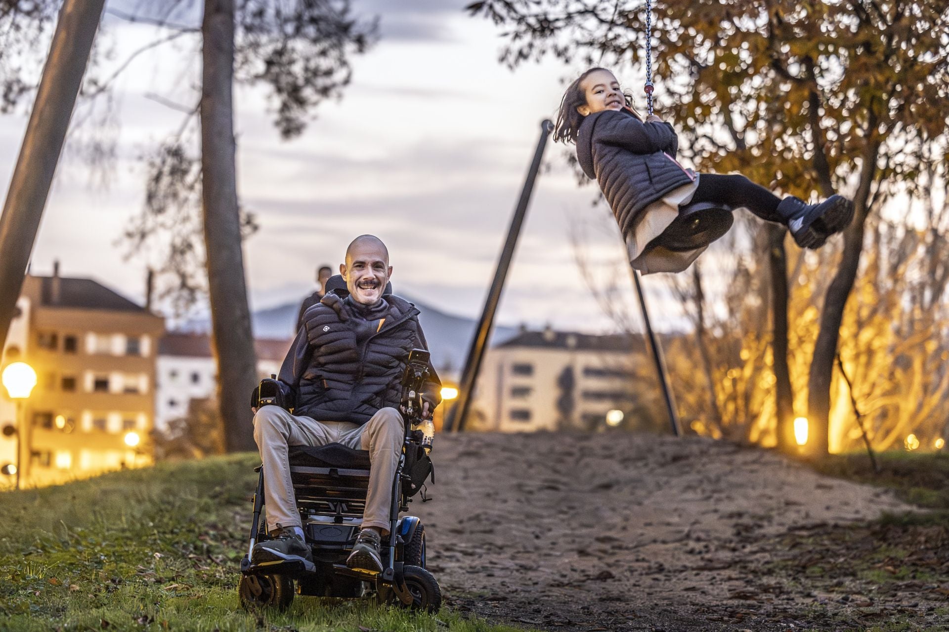 Iván Fernández disfruta con su hija Nora en una tarde de otoño en el parque de los Enamorados de Logroño.