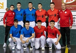 Los ocho finalistas posan juntos