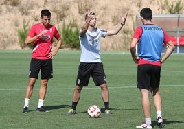 Miguel Flaño da instrucciones a sus jugadores en un entrenamiento en Valdegastea. juan marín