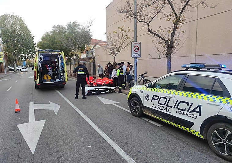 Servicios de emergencias atienden al joven antes de trasladarlo en ambulancia.