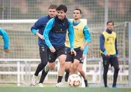 Aparicio, Ekiza, Javi Bueno y, al fondo, Víctor López, durante un entrenamiento.