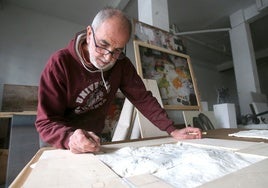 José Antonio Olarte, en su taller, durante el proceso de creación de la escultura de los Premios Impronta.