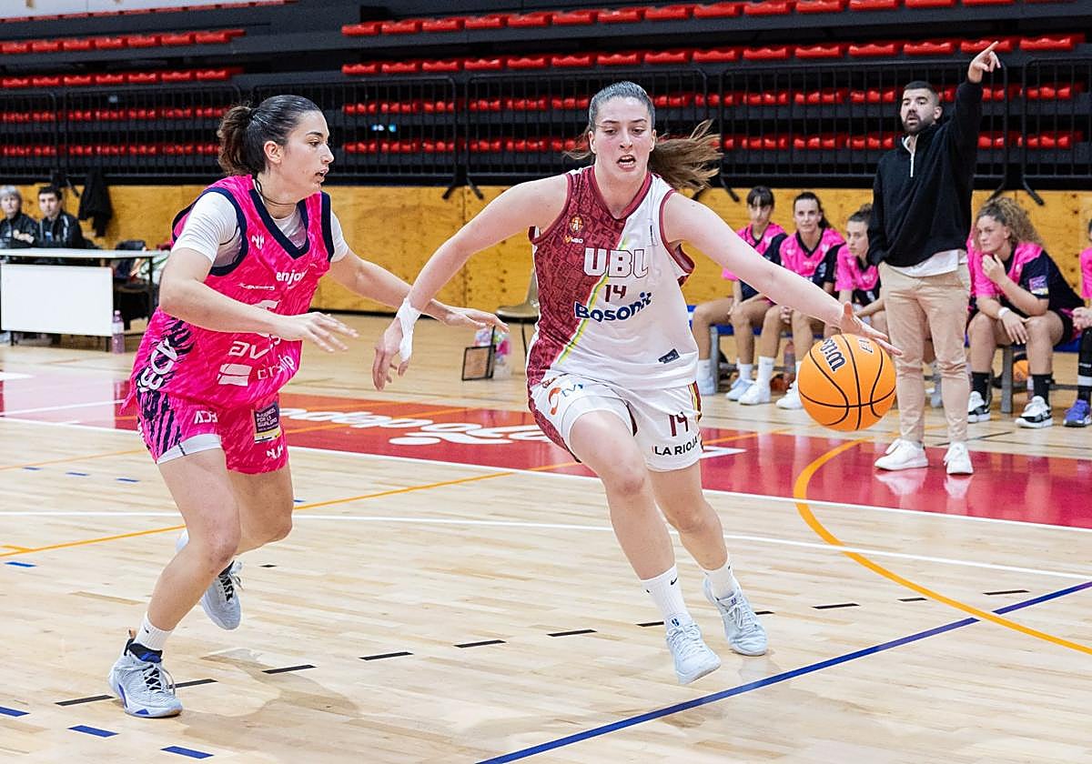 María Angulo intenta entrar a canasta.