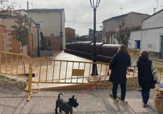 Dos vecinas observaban ayer la plaza, que permanece vallada, con los bancos de la polémica a la derecha.