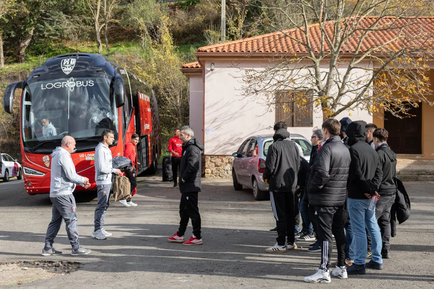 Flaño, frente a Iñaki, se queda delante de un grupo de aficionados antes de subirse al autobús.