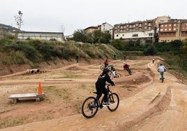 Niños practicando en el 'skills park' de Nalda para ciclistas.
