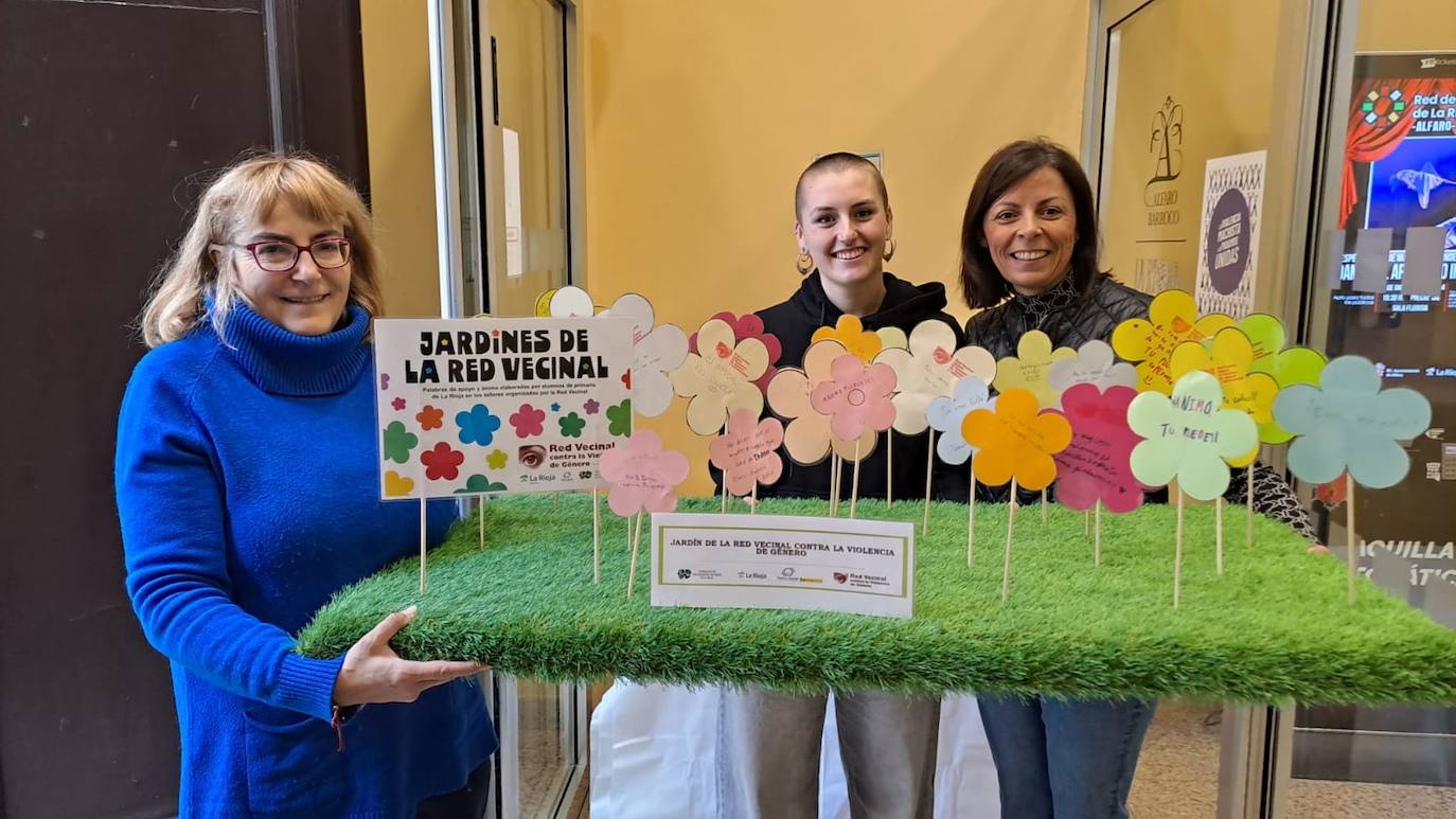 Jardín de flores con mensajes de escolares propuesto por la Red Vecinal contra la Violencia de Género de Alfaro.