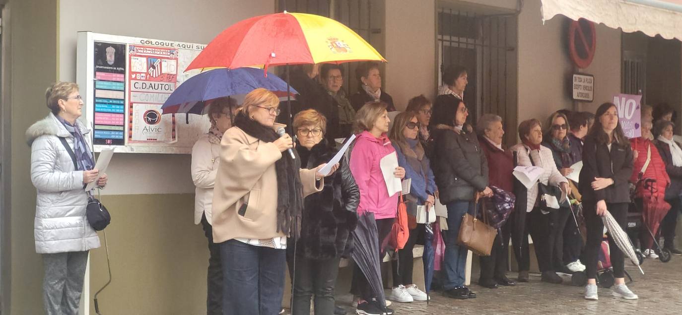 La alcaldesa de Autol, Catalina Bastina, durante la lectura del manifiesto.