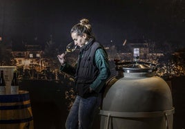 Lucía Abando se apoya en un 'huevo' de hormigón de la bodega de Laguardia.