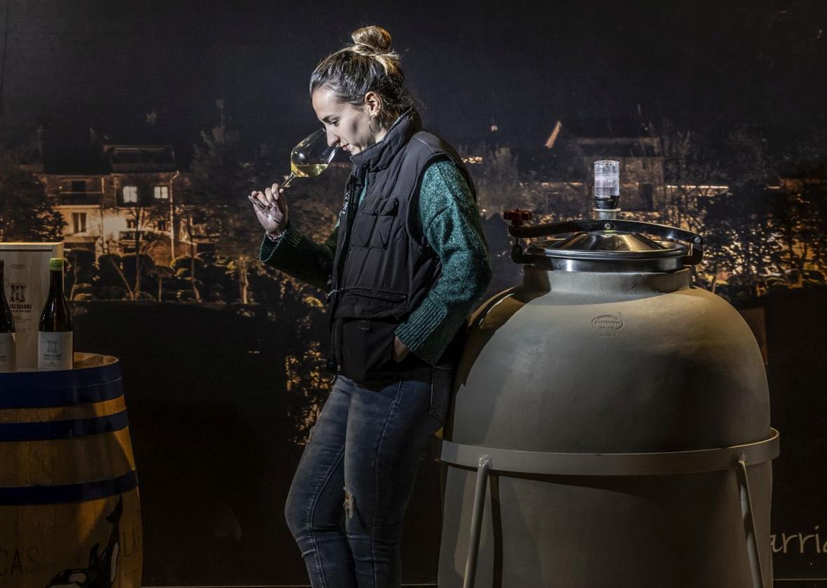 Lucía Abando se apoya en un 'huevo' de hormigón de la bodega de Laguardia.