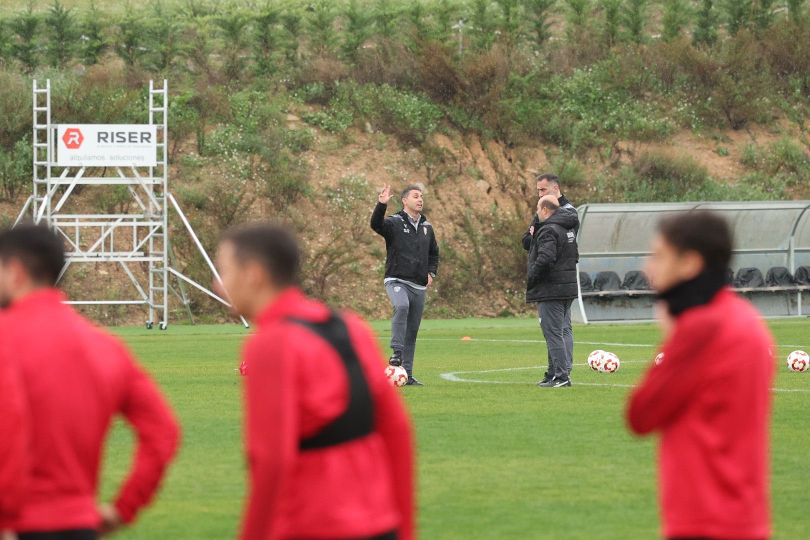 Sergio Rodríguez conversa con Miguel Martínez y Aarón Ruiz.
