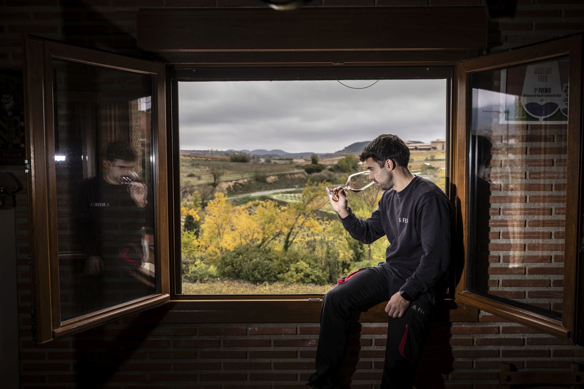 Javier Peciña, asomado al paisaje de San Vicente.