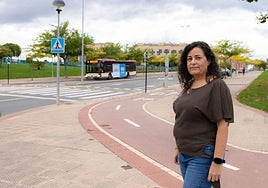 La presidenta de la asociación, Vicky Pinillos, en la pendiente de la calle Francia que separa la zona alta de la baja en el barrio de Valdegastea.