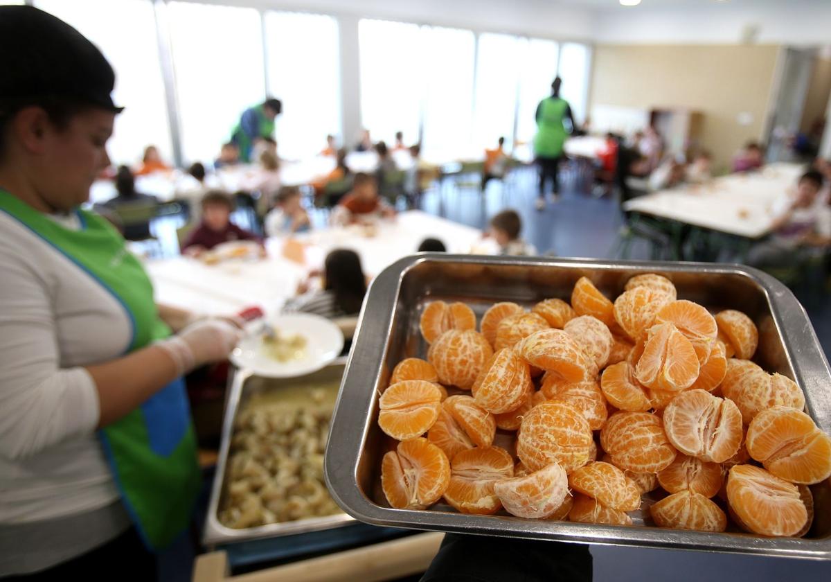 Bandejas de comida en un comedor escolar, en una imagen de archivo.