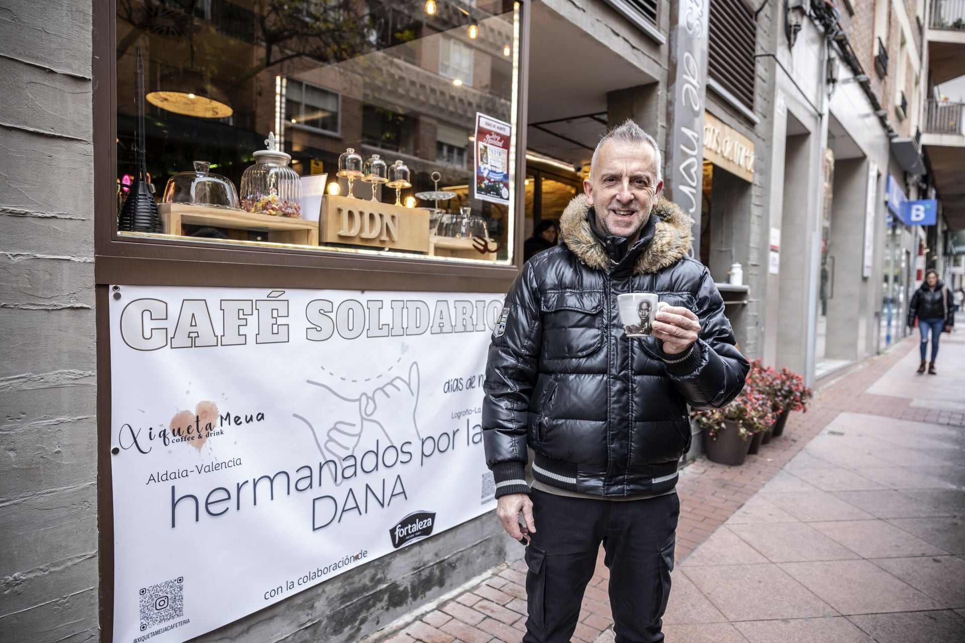 Demetrio Cascón posa junto a una taza de café a puertas de su establecimiento en la calle Doctores Castroviejo de la capital de La Rioja.