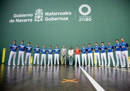 Las ocho parejas, en el frontón Navarra Arena, durante la presentación del torneo.