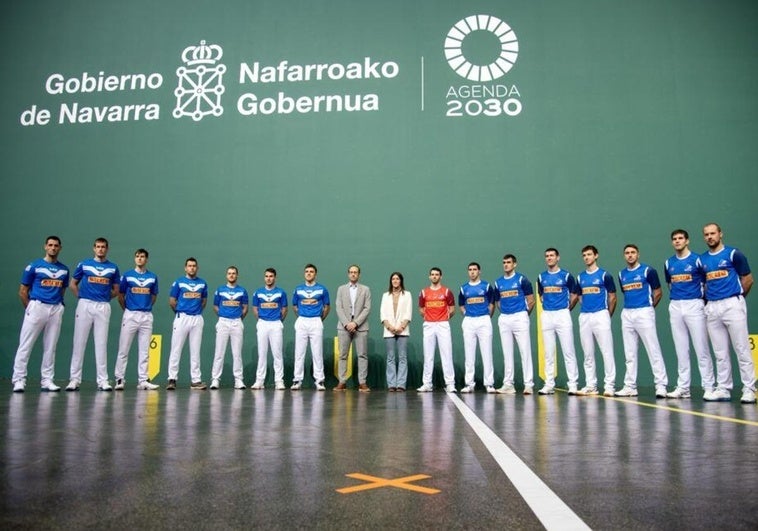 Las ocho parejas, en el frontón Navarra Arena, durante la presentación del torneo.
