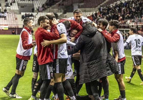 Los jugadores de la UD Logroñés celebran su triunfo sobre el Eibar.