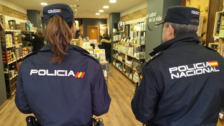 Agentes de la Policía Nacional durante la presentación del 'Plan Comercio Seguro' este miércoles.