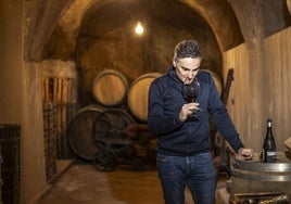 Arizcuren cata su vino en su cueva del barrio de bodegas.