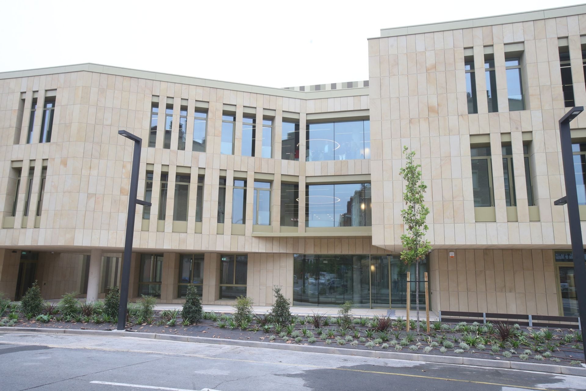 Imagen de la entrada del nuevo centro de La Villanueva.