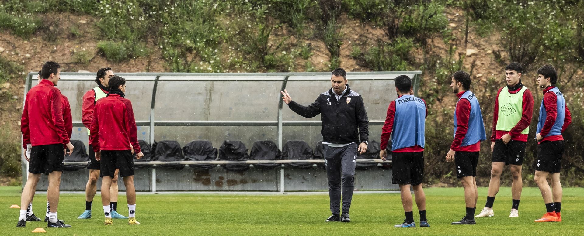 Sergio Rodríguez explica unos movimientos a Pau López, Agüero, Eloy y Beñat.