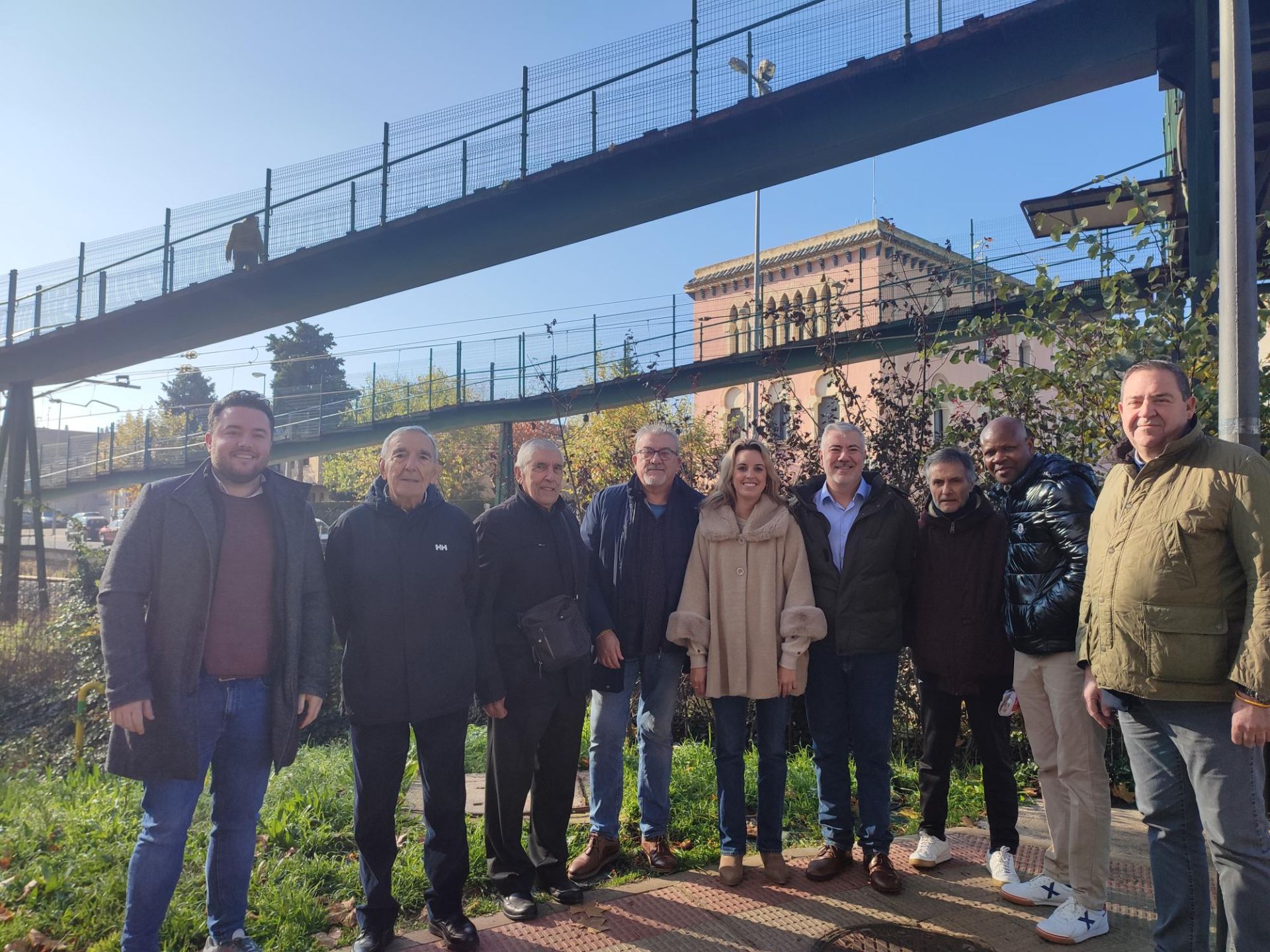 Imagen secundaria 1 - Detalles del paso elevado y foto de familia con la presentación del proyecto este jueves.