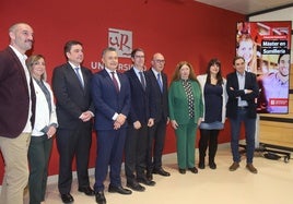 Juan Carlos Ayala, en el centro, con el presidente Capellán y el alcalde Conrado Escobar y a su derecha Elena González, Mavi Balababian y Chefe Paniego.