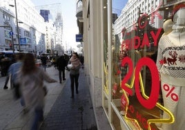 Un descuento por el 'Black Friday' en un escaparate de un comercio.