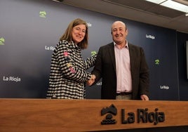 La consejera de Agricultura, Noemí Manzanos, junto al presidente de la DOCa, Fernando Ezquerro, tras la firma del convenio.