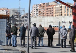 Un grupo de jubilados contempla la evolución de unas obras en la capital riojana.