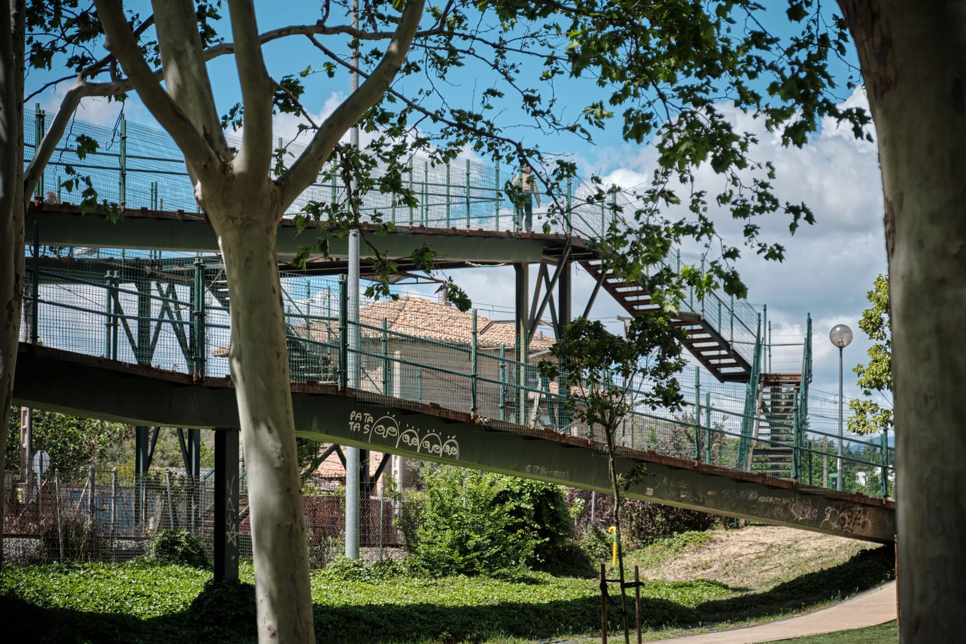 Imagen principal - Detalles del paso elevado y foto de familia con la presentación del proyecto este jueves.
