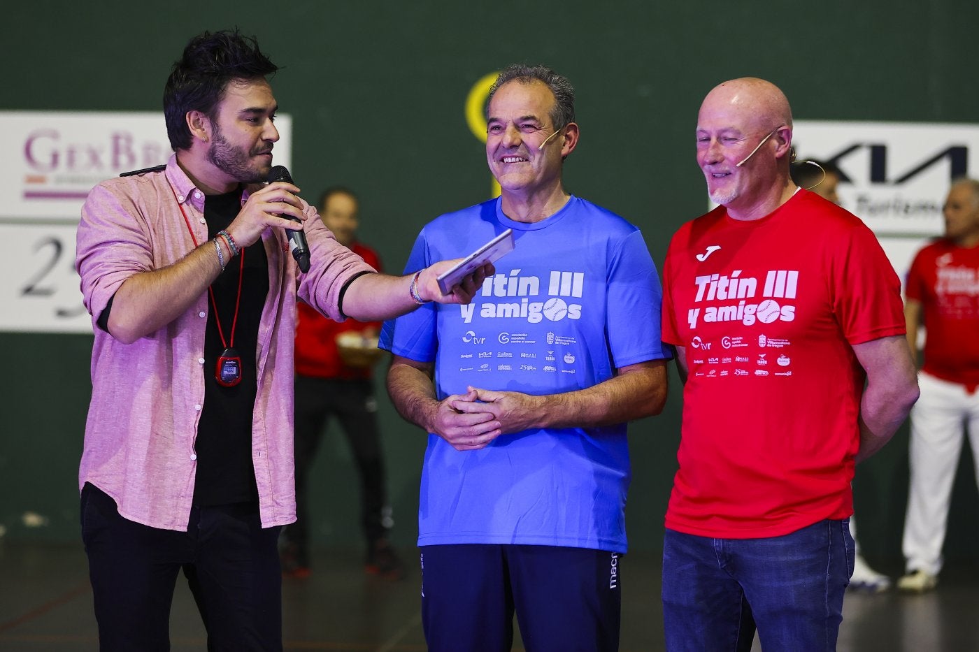 El televisivo presentador riojano David Moreno charla animadamente con Titín III y Berna, ayer botilleros de los equipos azul y colorado, respectivamente.