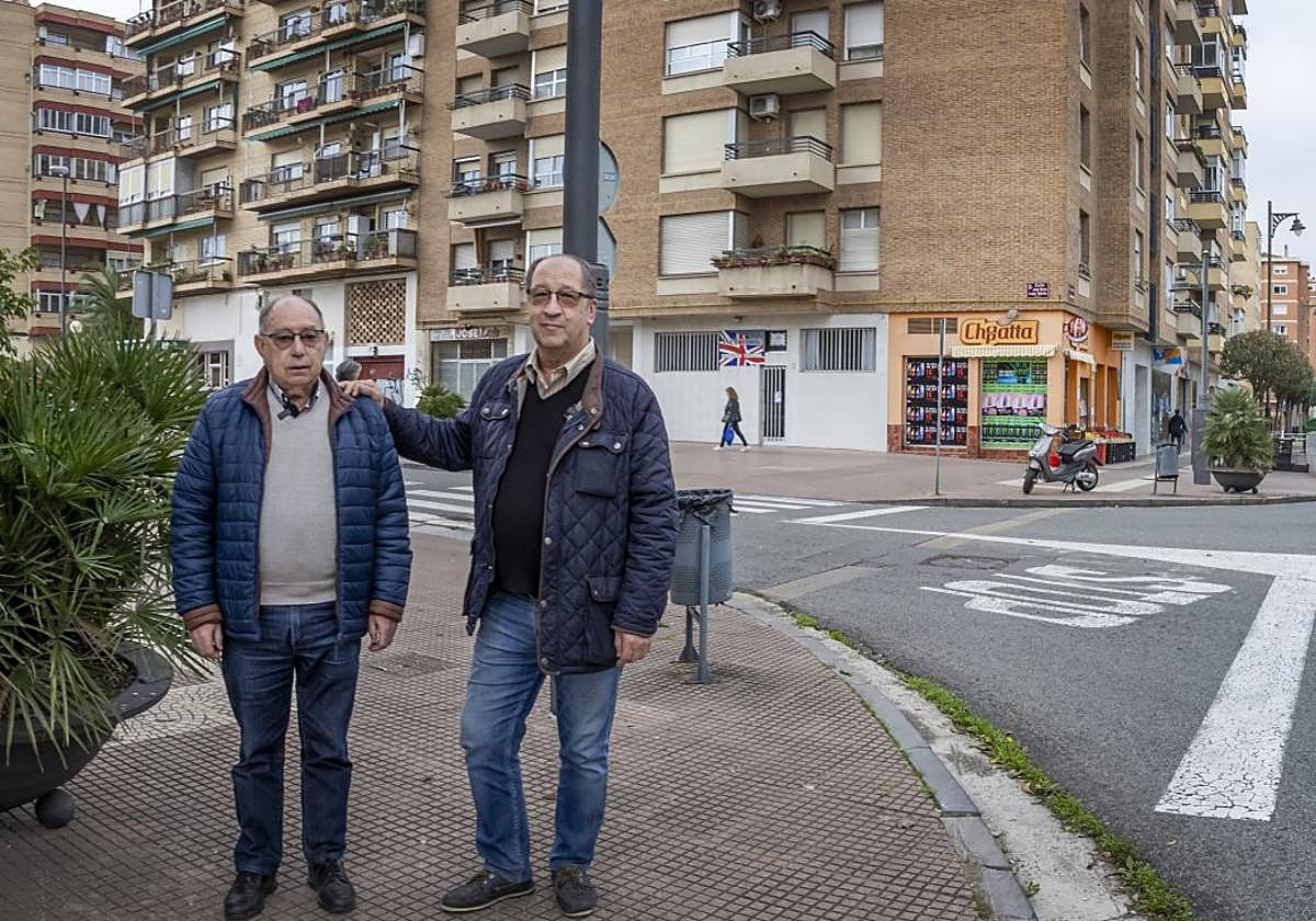 Juan Castellanos (presidente de la asociación) y Alfredo Espinosa (tesorero), en el cruce entre avenida de la Solidaridad y Lope Toledo.