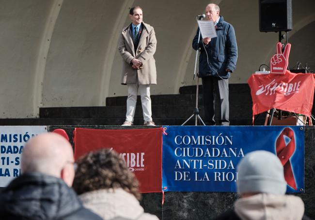 Joaquín Yangüela, acompañado por Javier Pinilla, da lectura al manifiesto.