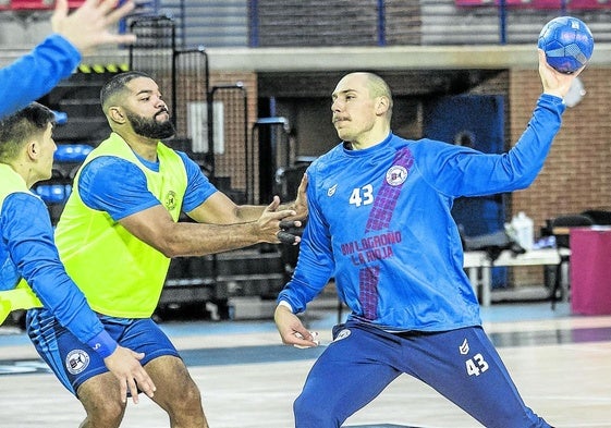 Zaja busca lanzar; Preciado y Ponciano intentan impedírselo durante un entrenamiento en el Palacio.