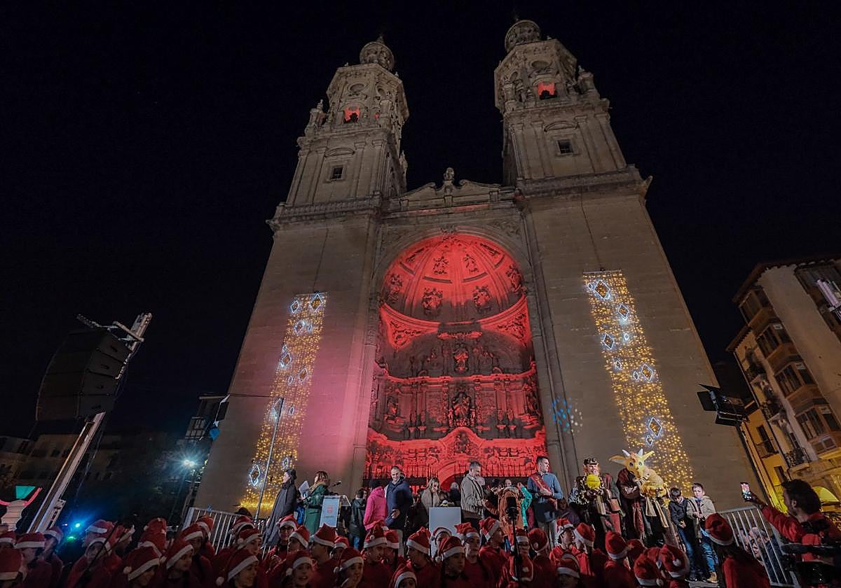 Logroño enciende la iluminación navideña e inaugura el Belén Monumental