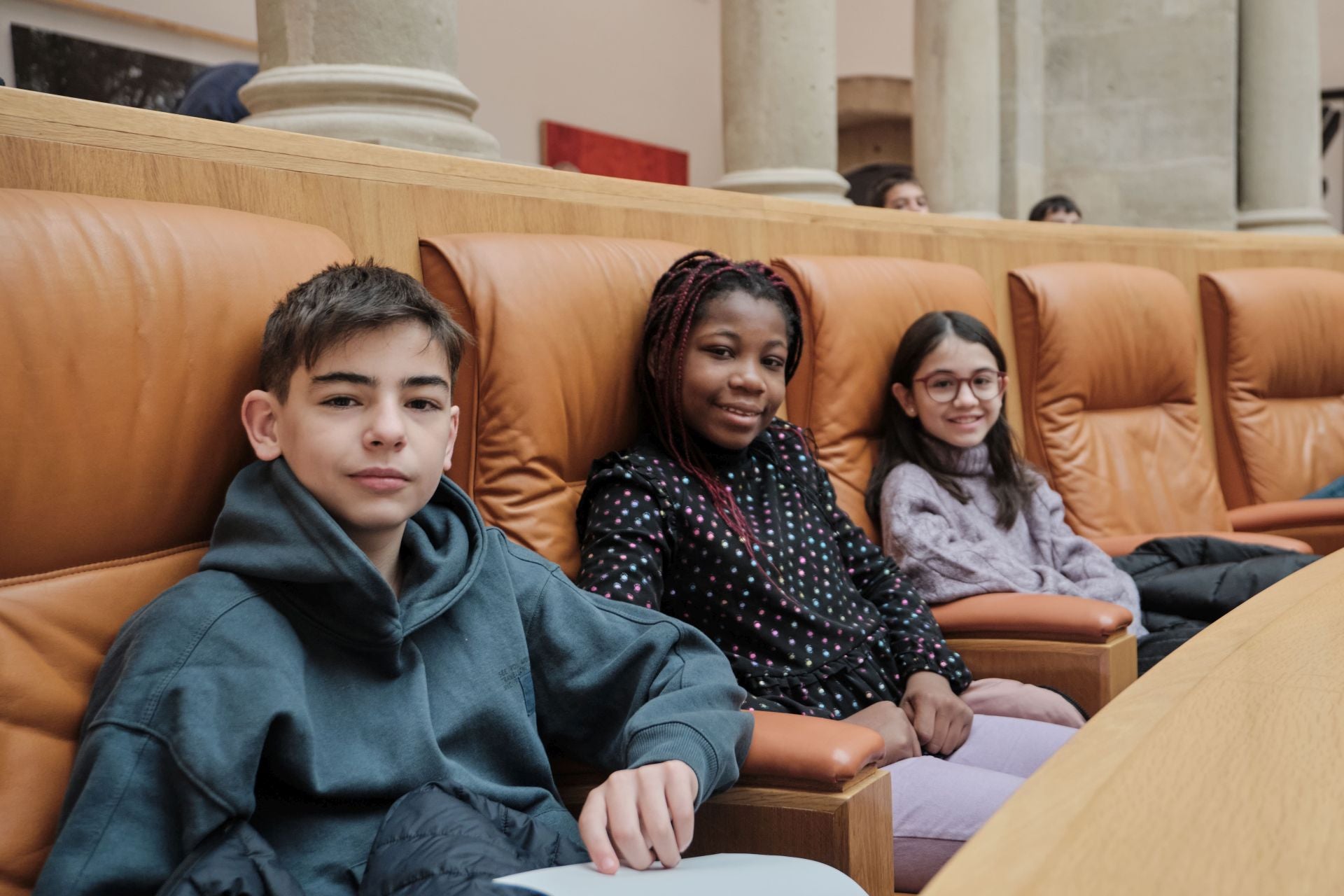 Escolares riojanos leen la Constitución en el Parlamento