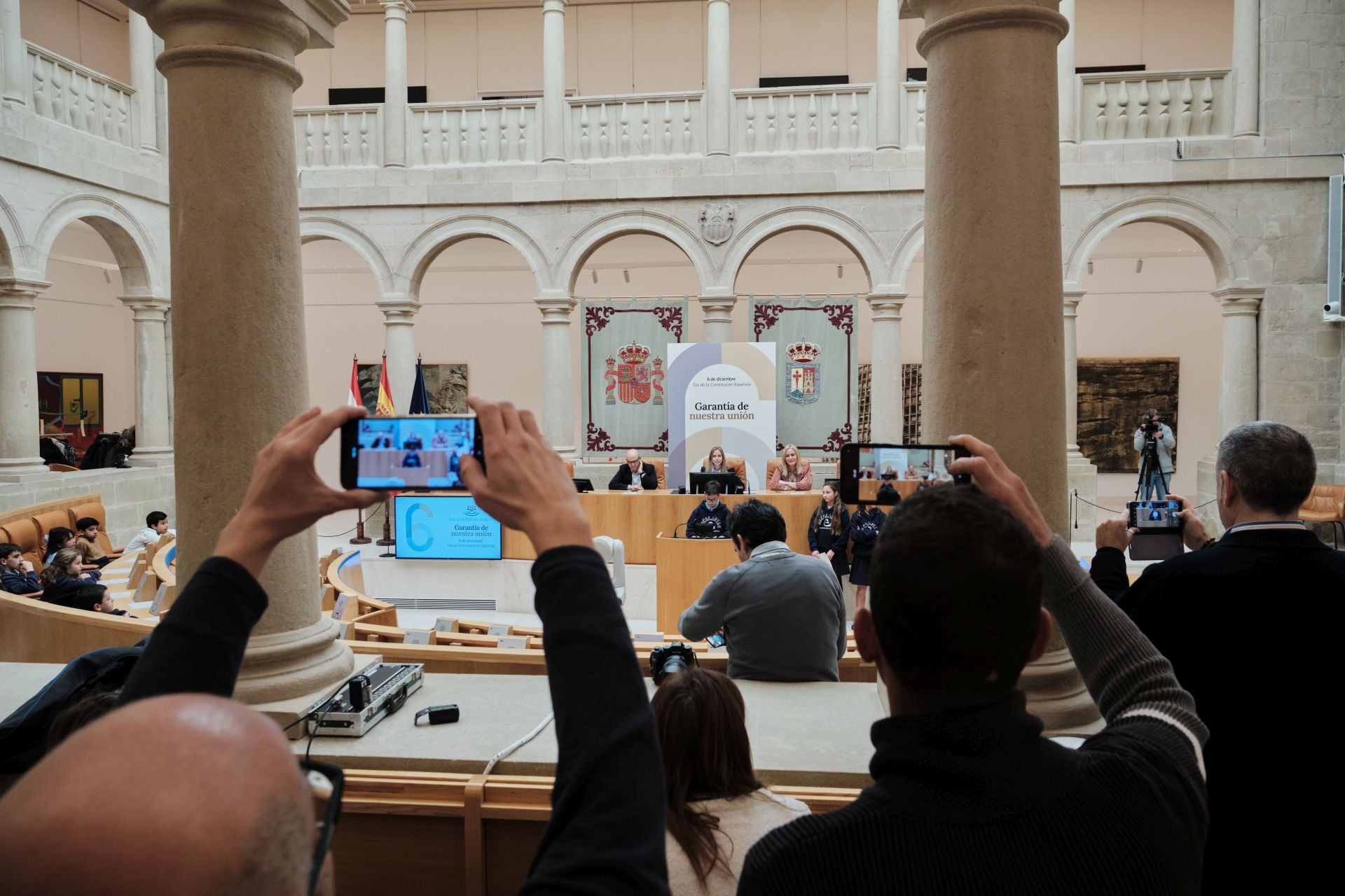 Escolares riojanos leen la Constitución en el Parlamento