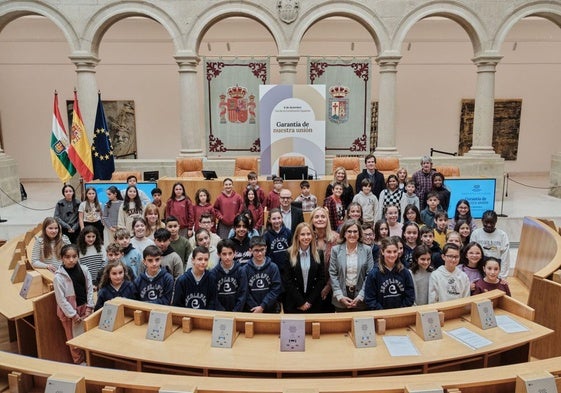 Alumnos riojanos durante la sesión de ayer en la Cámara.