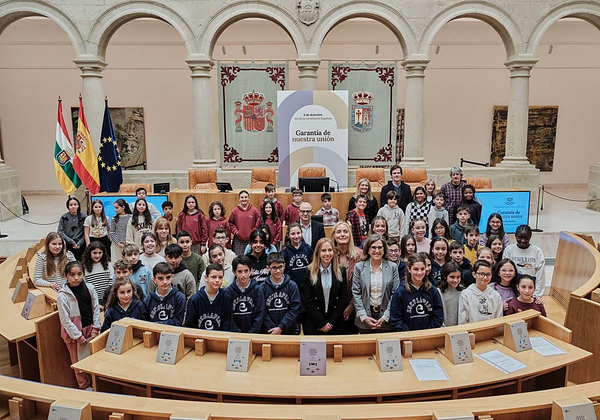 Escolares riojanos leen la Constitución en el Parlamento