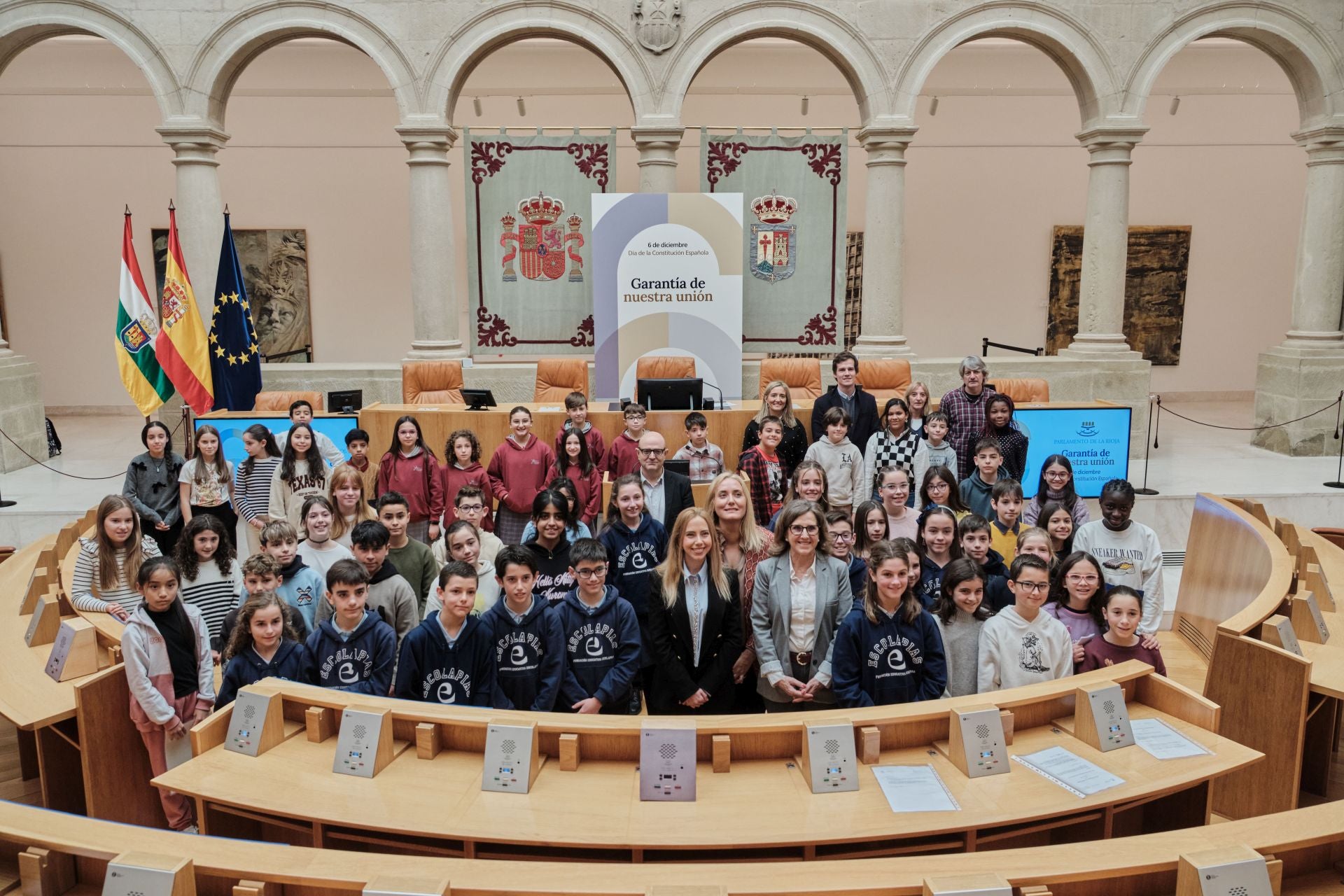 Escolares riojanos leen la Constitución en el Parlamento