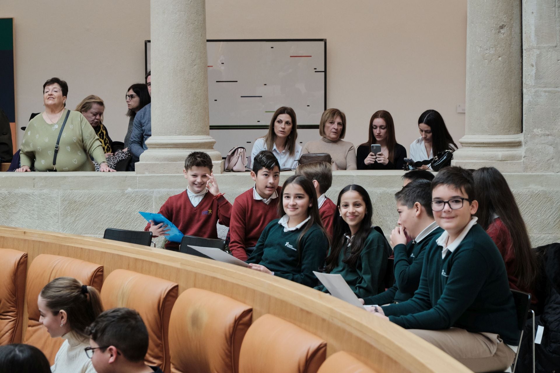 Escolares riojanos leen la Constitución en el Parlamento