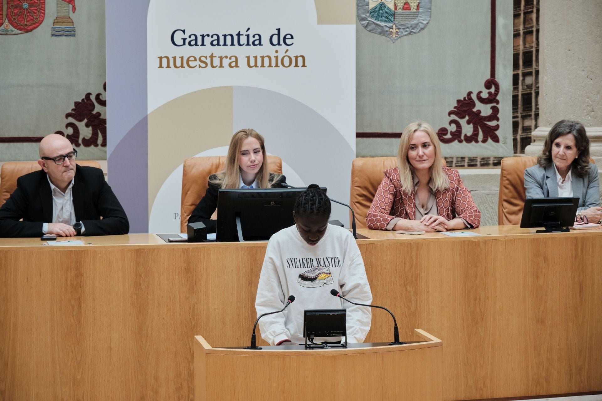 Escolares riojanos leen la Constitución en el Parlamento