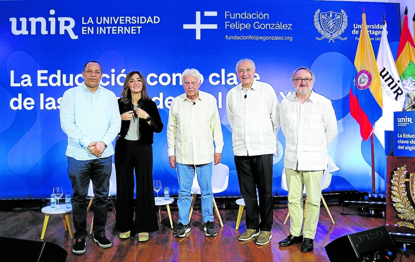 Felipe González (centro) y Óscar Naranjo (segundo por la derecha), junto a Manuel Herrera (a la derecha en la imagen).
