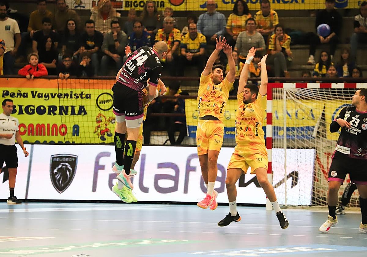 Zaja lanza desde el exterior ante un Villa de Aranda ucho más serio.