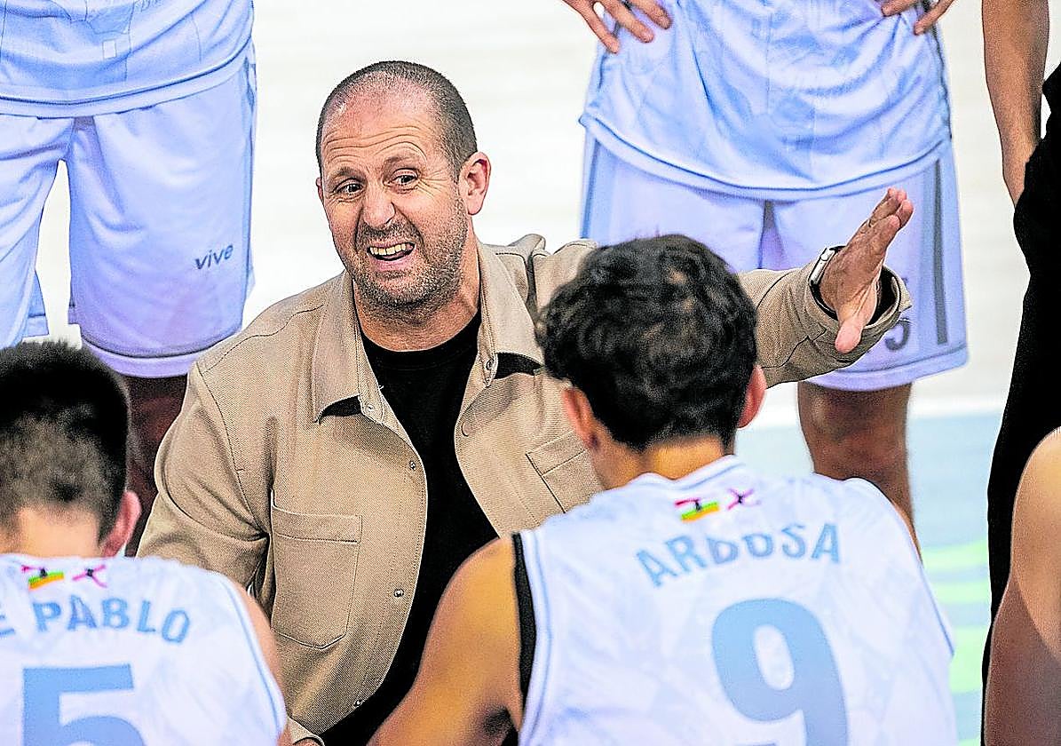 Jorge Serna charla con sus jugadores durantre un tiempo muerto del Clavijo.